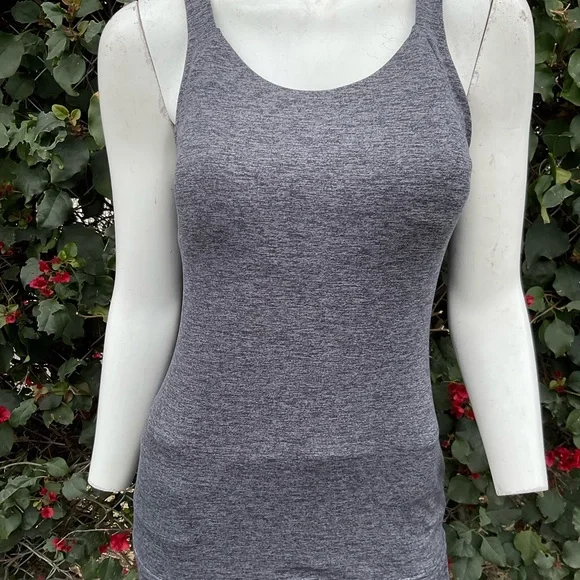 ALO  YOGA TWO PC SET SIZE LARGE TOP AND LEGGINGS - Picture 6 of 16